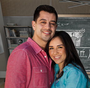 Pareja sonriendo con su nuevo fondo de inversión