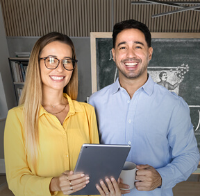 Pareja de adultos felices con su nuevo fondo de inversión