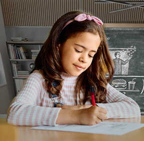 Niña estudiando con un cuaderno