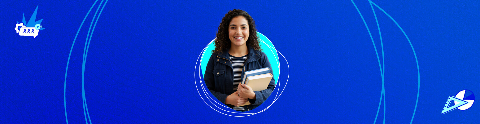 Mujer estudiante sonriendo con libros en sus manos