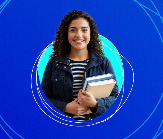 Mujer estudiante sonriendo con libros en sus manos