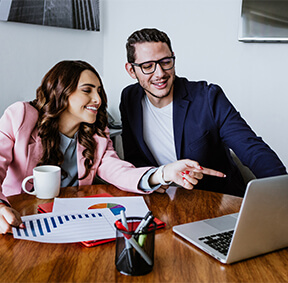 Pareja leyendo más sobre las fondos de inversión