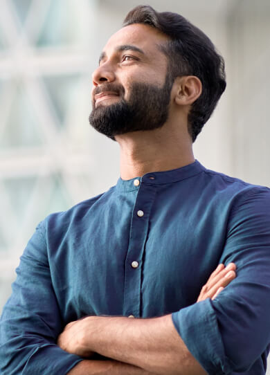 Hombre calmado mirando hacia la izquierda