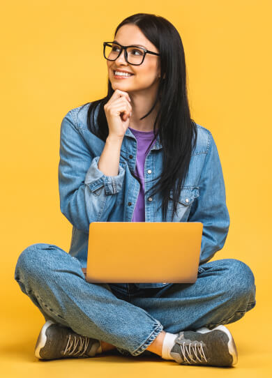Chica sonriendo mirando a la izquierda con un computador portátil