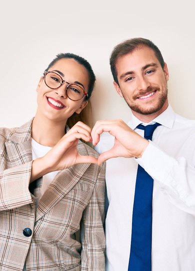 Joven pareja felices con sus nuevos fondos de inversión